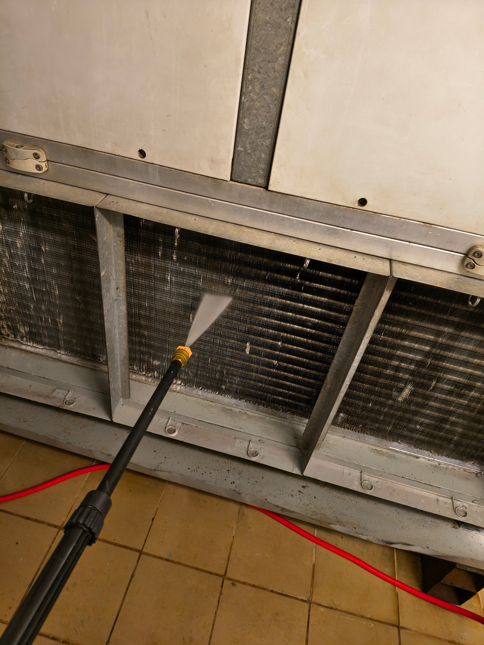 Limpeza técnica de equipamento de climatização realizada pela Nexus